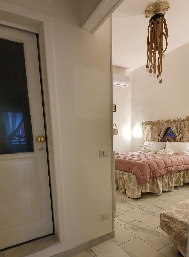 La Maison Di Wanda Bed & Breakfast เนเปิลส์ ภายนอก รูปภาพ
